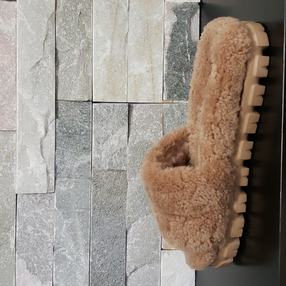 UGG Cozetta Curly Slides - Picture 6 of 8